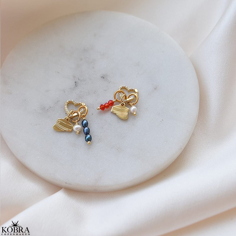 Studenter smykke / vedhng (rd hue) - 18 karat forgyldt med 3 charms og hjerte lukning med zirkonia