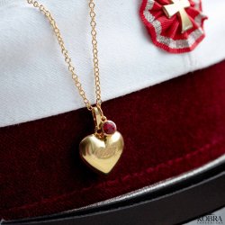 Studenter-halskde i guld med graveret hjerte og farvet sten