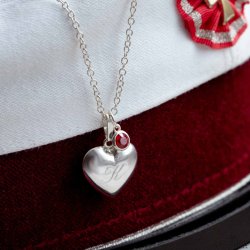 Studenter-halskde i slv med graveret hjerte og farvet sten