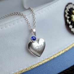 Studenter-halskde i slv med graveret hjerte og farvet sten