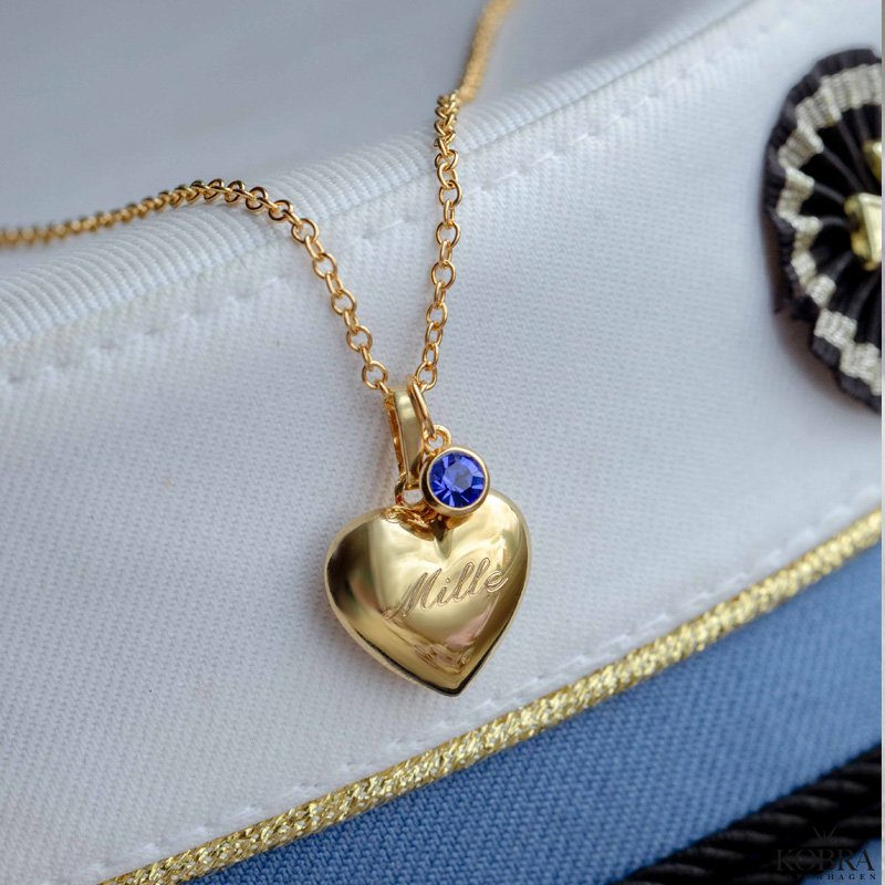 Studenter-halskde i guld med graveret hjerte og farvet sten