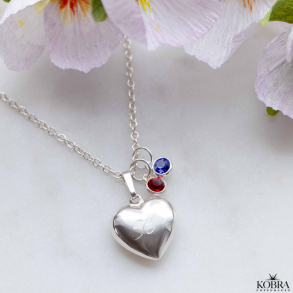 Studenter-halsk�de i s�lv med graveret hjerte og farvet sten