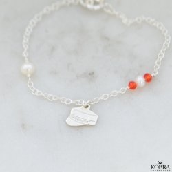 Studenter armbnd i slv med hue-vedhng og rde perler