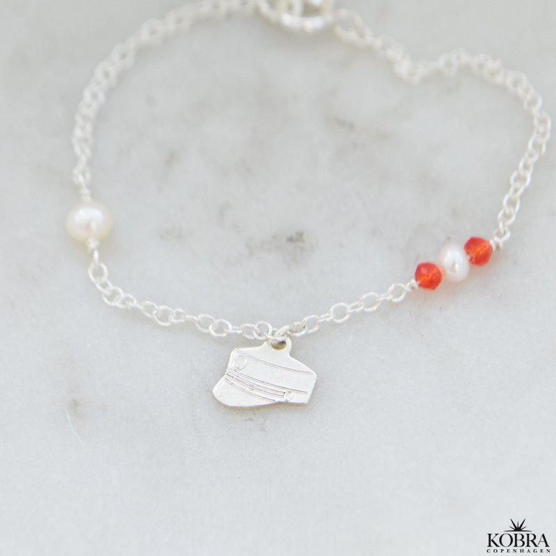 Studenter armbnd i slv med hue-vedhng og rde perler