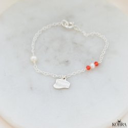 Studenter armbnd i slv med hue-vedhng og rde perler