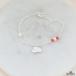 Studenter armbnd i slv med hue-vedhng og rde perler