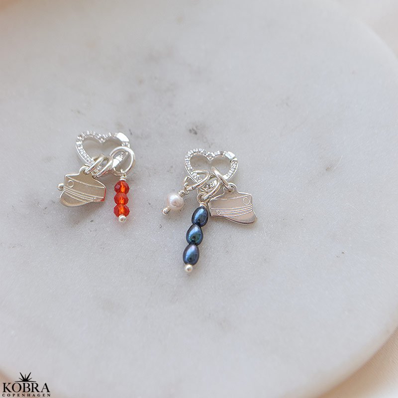 Studenter smykke / vedhng (rd hue) - med 3 charms og hjerte lukning i slv med zirkonia