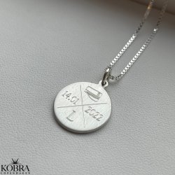 Studenter halskde med krydsgravering slv