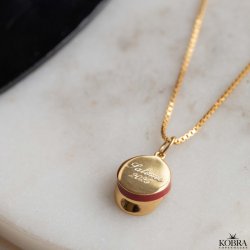 Rd studenterhue, guld halskde med personlig gravering