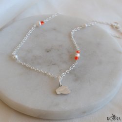 Studenter halskde i slv med hue-vedhng og rde perler