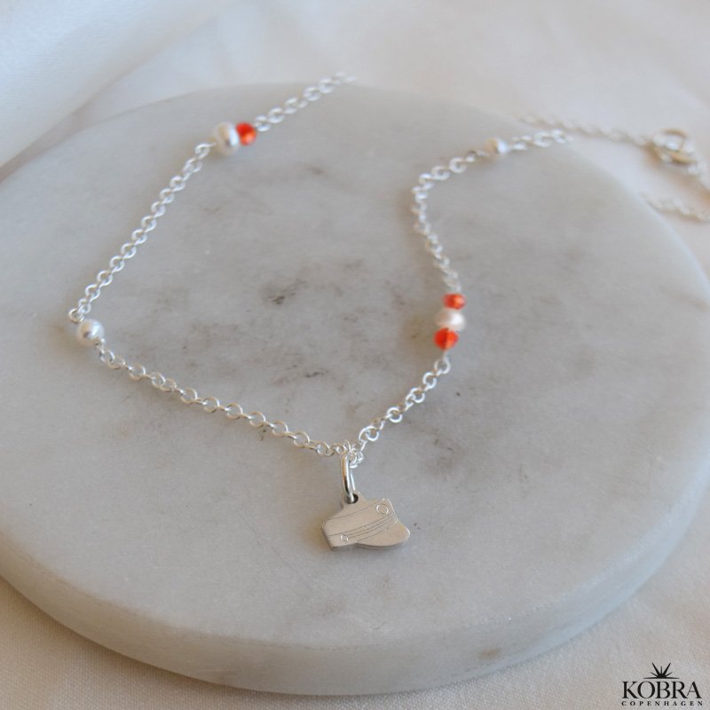 Studenter halskde i slv med hue-vedhng og rde perler