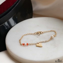 Studenter armbnd i guld med hue-vedhng og rde perler