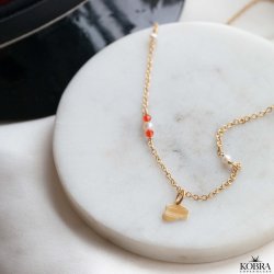 Studenter halskde i guld med hue-vedhng og rde perler