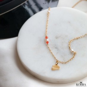 Studenter halskde i guld med hue-vedhng og rde perler