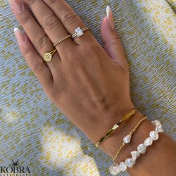 "Cassiopeia" gold signed ring with star and white stone