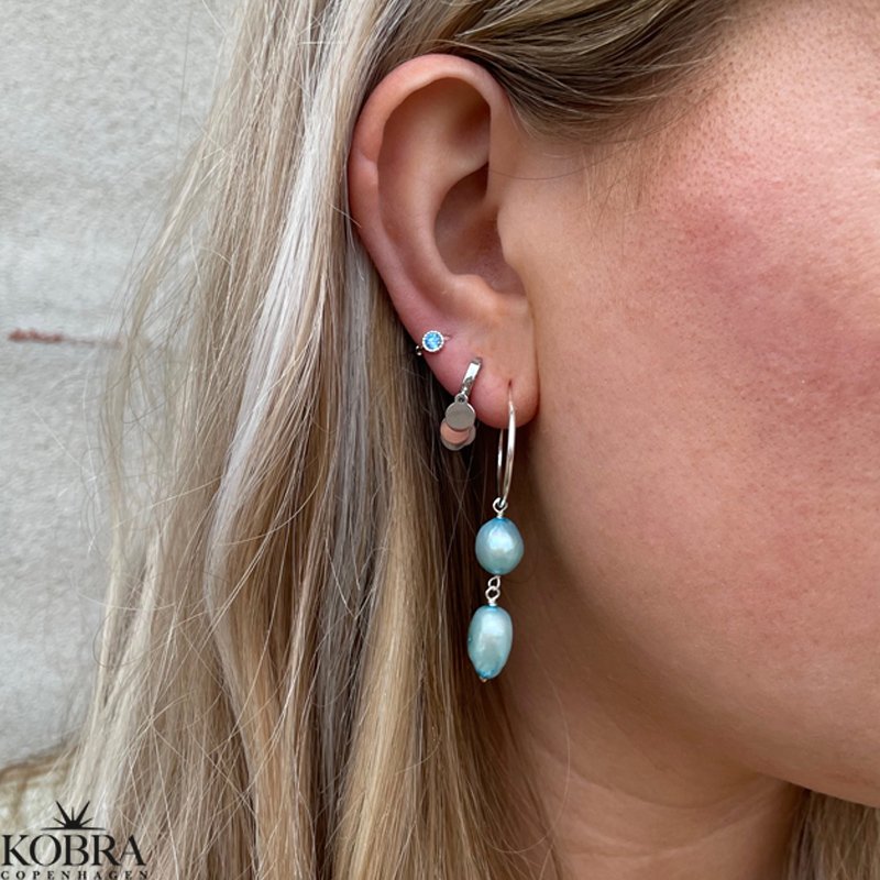 "Talua" mini silver earring with white or blue stone