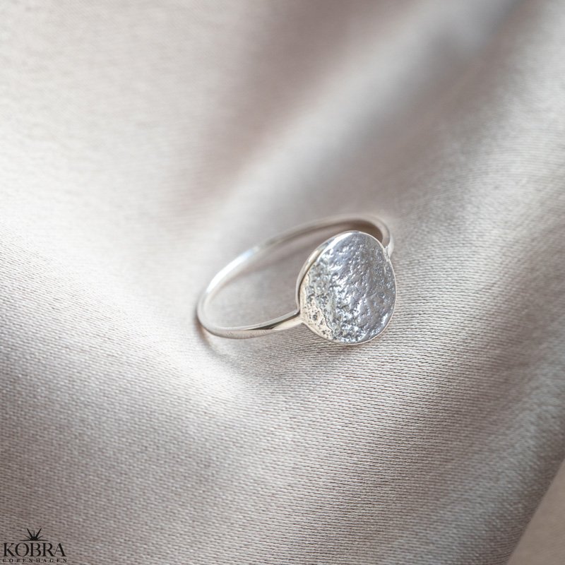 "Suma" enkel r slv ring med lille rund plade