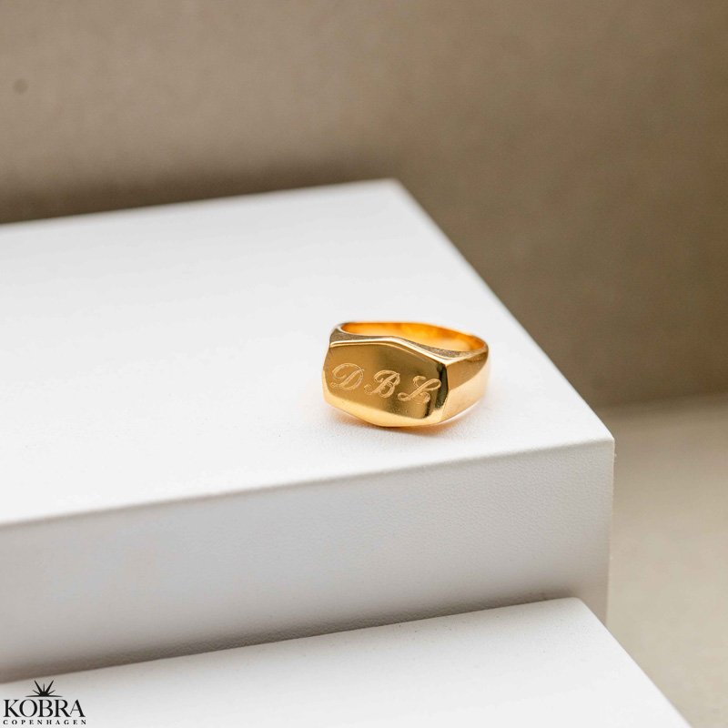 "Tokyo" 18 karat forgyldt ring / signet ring med gravering til mnd