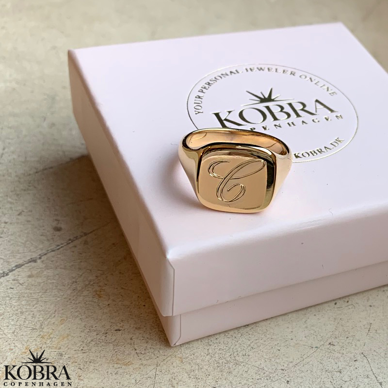 "London" Signet  ring with personalized engraving in 18 carat gold plated silver