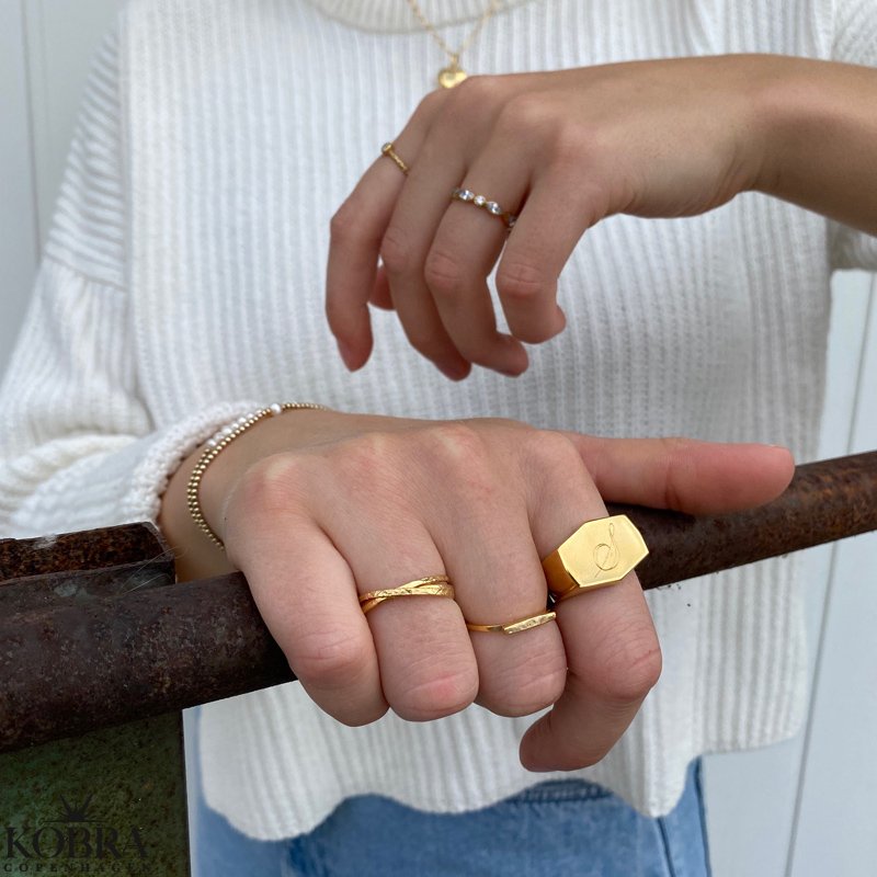 "Tokyo" gold ring with engraving