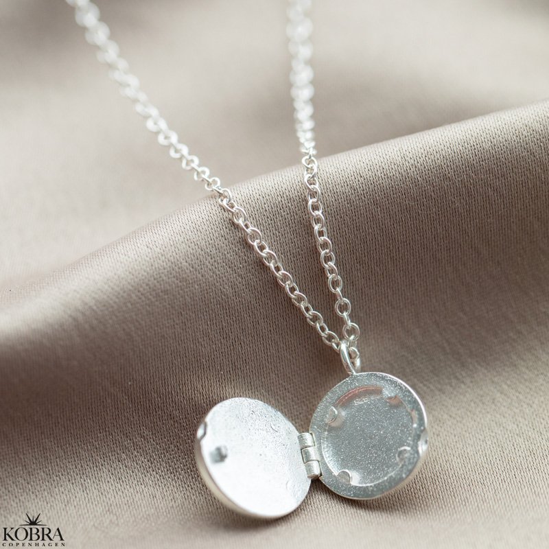 "Tony" lille rund slvmedaljon med sten