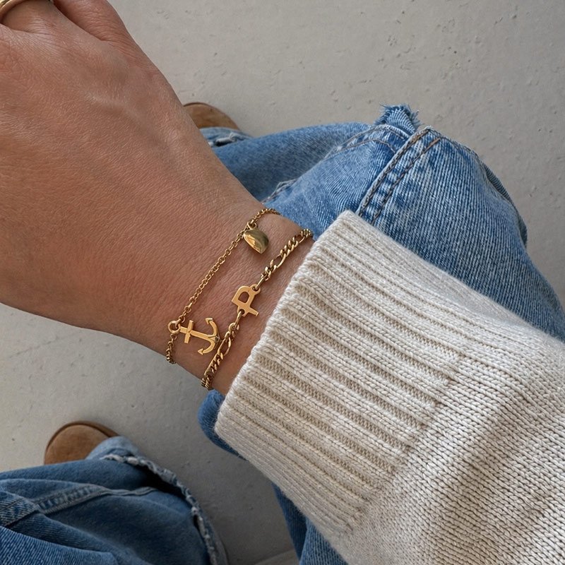 "Hayes" bracelet in 18k gold-plated sterling silver with a 3 mm curb chain and your personal letter