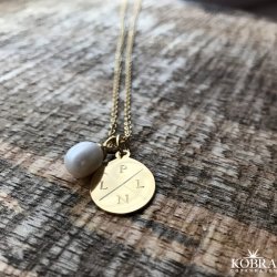 "Treasure" guld halskde med drbeformet hvid ferskvandsperle - inklusiv din gravering!