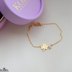 "Bellis" guld armbnd med treklver inklusiv personlig gravering