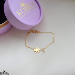 "Bellis" guld armbnd med treklver inklusiv personlig gravering