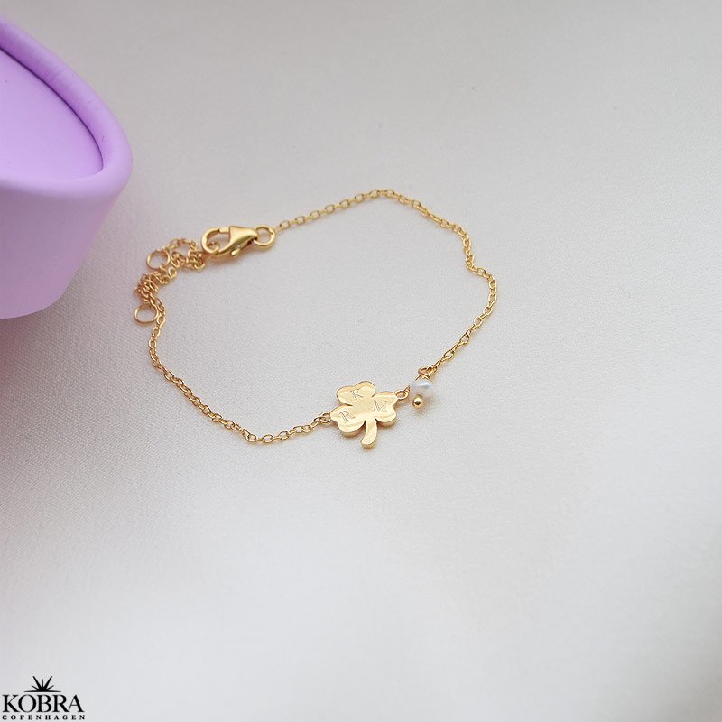"Bellis" guld armbnd med treklver inklusiv personlig gravering