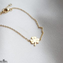 "Bellis" guld armbnd med treklver inklusiv personlig gravering