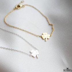 "Bellis" guld armbnd med treklver inklusiv personlig gravering