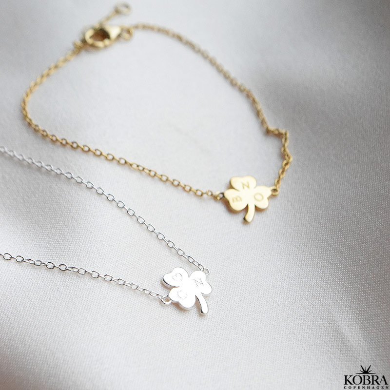 "Bellis" guld armbnd med treklver inklusiv personlig gravering