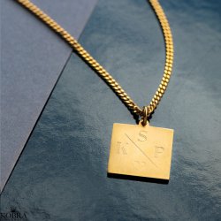 "Trend" 18 karat forgyldt halskde med krydsgravering og 2 mm. panzer kde