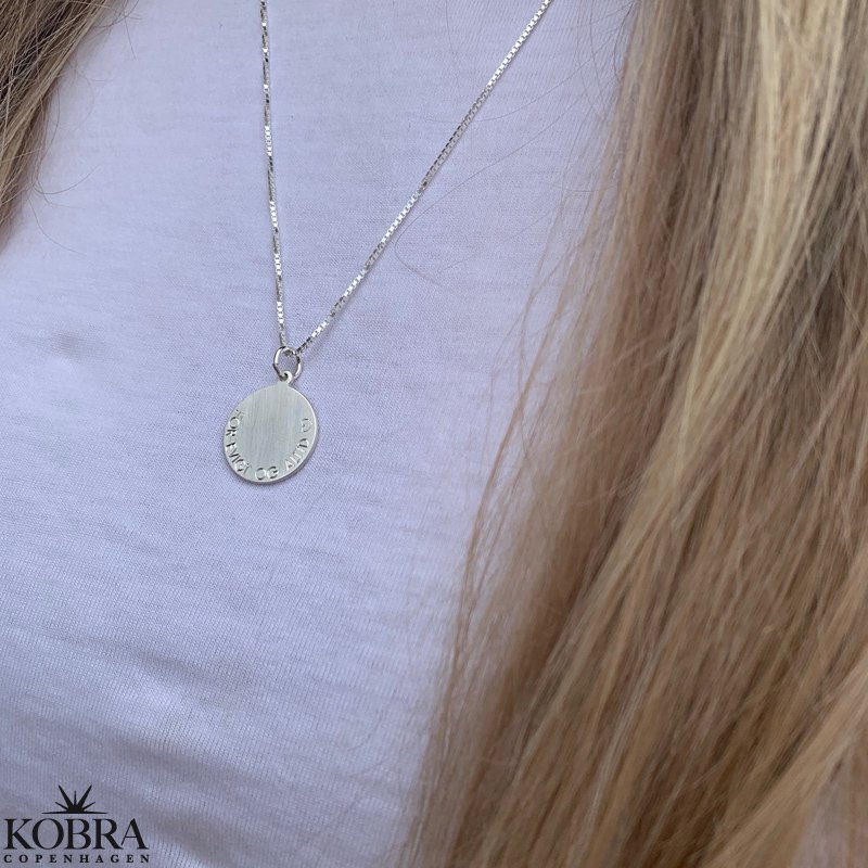 "Triumf" slv amulet halskde med din personlige gravering 