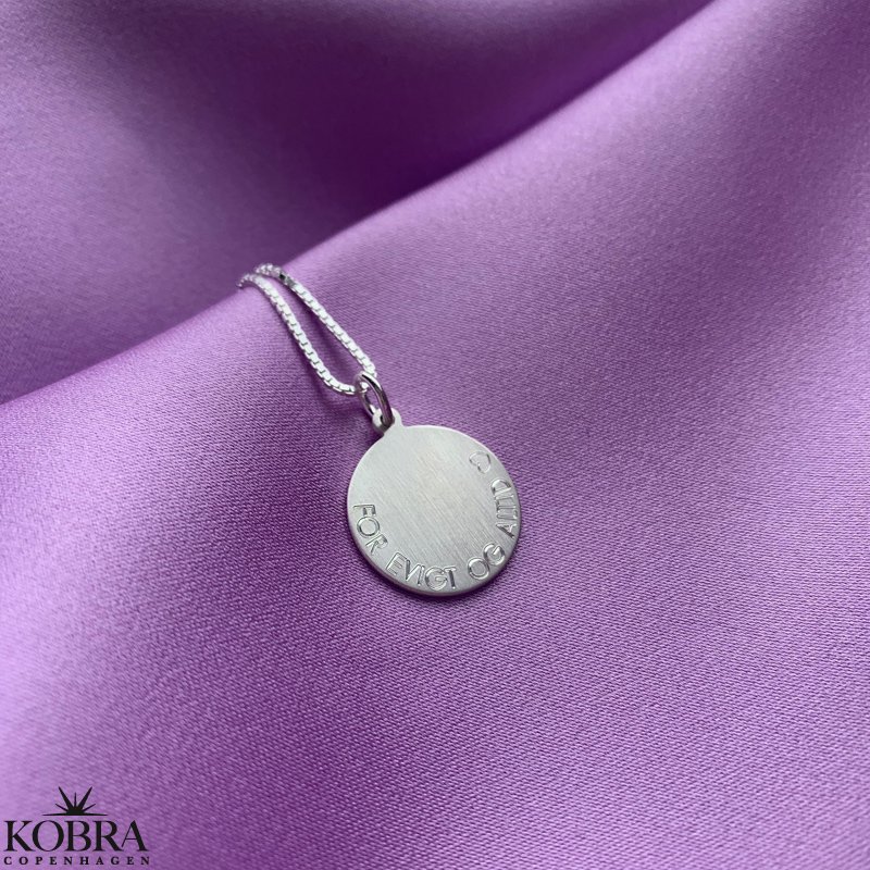"Triumf" slv amulet halskde med din personlige gravering 