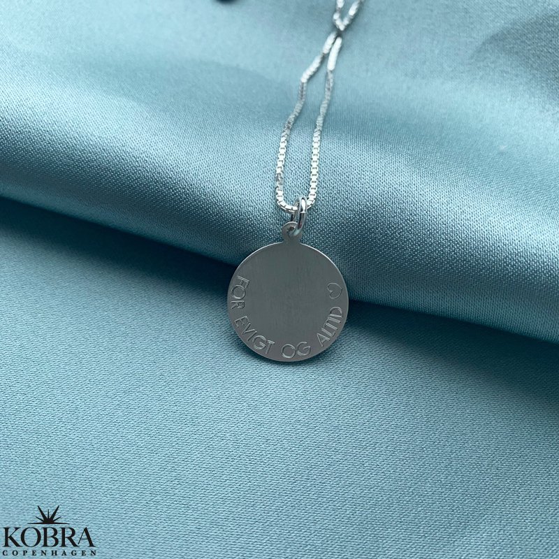 "Triumf" slv amulet halskde med din personlige gravering 