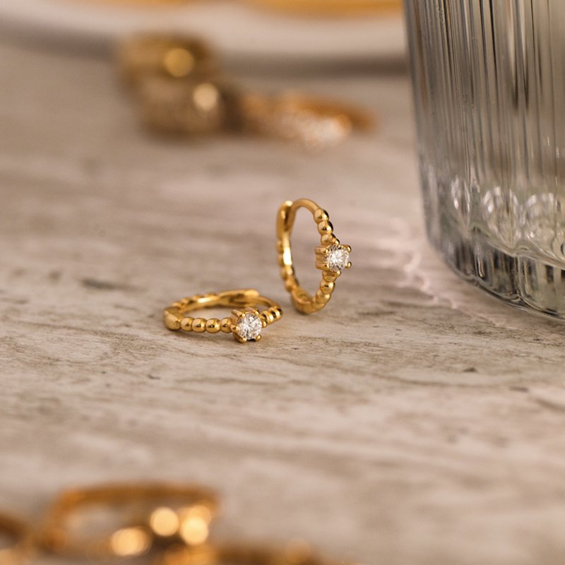 "Tuesday" sm� guld hoops med stenar