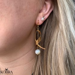 "Twirl" guld reringe med perle