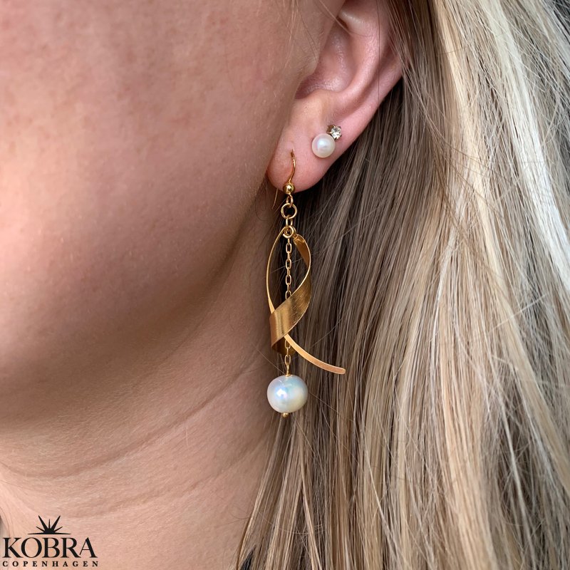 "Twirl" guld reringe med perle