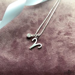 "Hoshi" 18 karat forgyldt Zodiac halskde med lille hvid sten