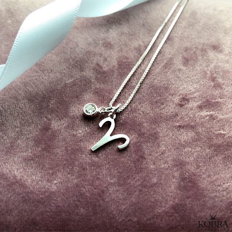 "Hoshi" hndlavet  Zodiac halskde i sterling slv med hvid sten