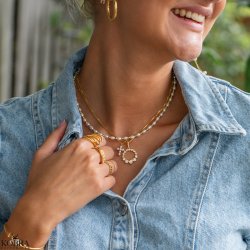 "Valerie" gold necklace with round pendant