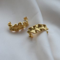 "Mira" Sculptural �reringe i guld