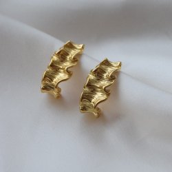 "Mira" Sculptural �reringe i guld