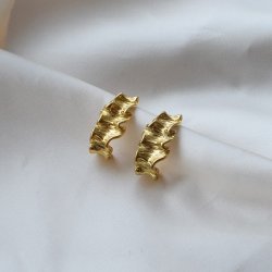 "Mira" Sculptural �reringe i guld