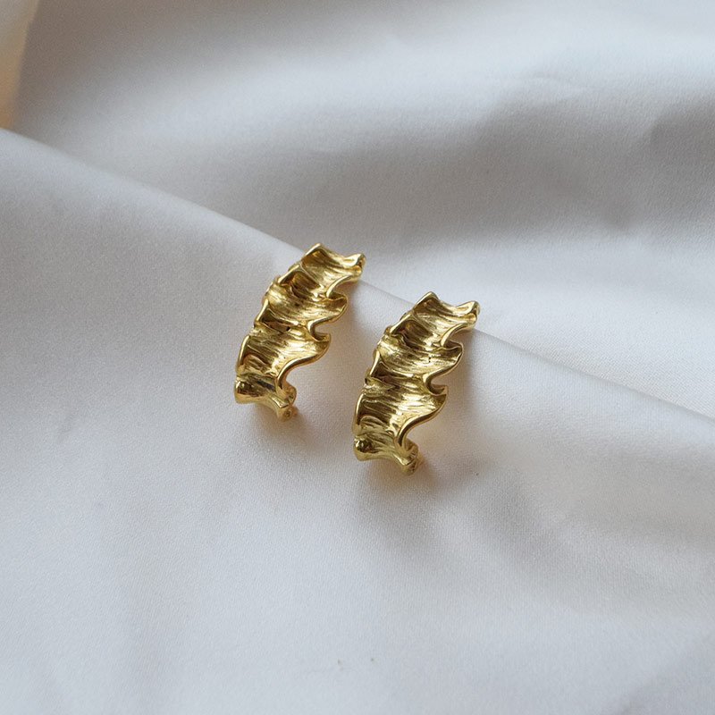 "Mira" Sculptural �reringe i guld