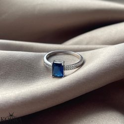 "Vanity" sølv ring med mørkeblå zirkonia sten
