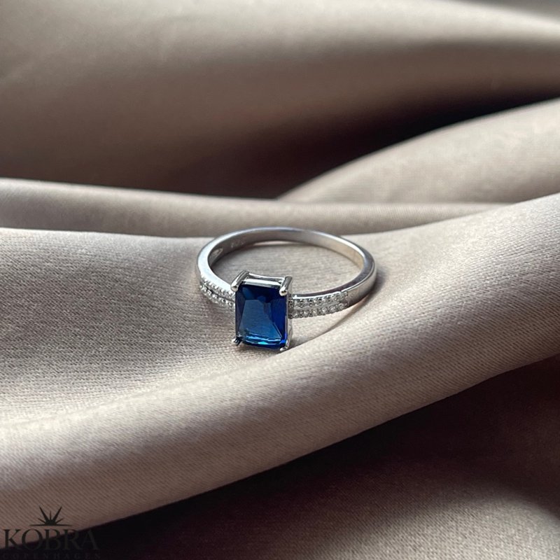 "Vanity" sølv ring med mørkeblå zirkonia sten