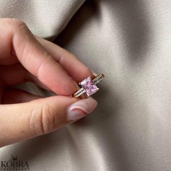 "Vanity" guld ring med lyserød zirkonia sten